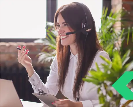 Mujer ejecutiva sonriendo mientras habla con alguien por teléfono